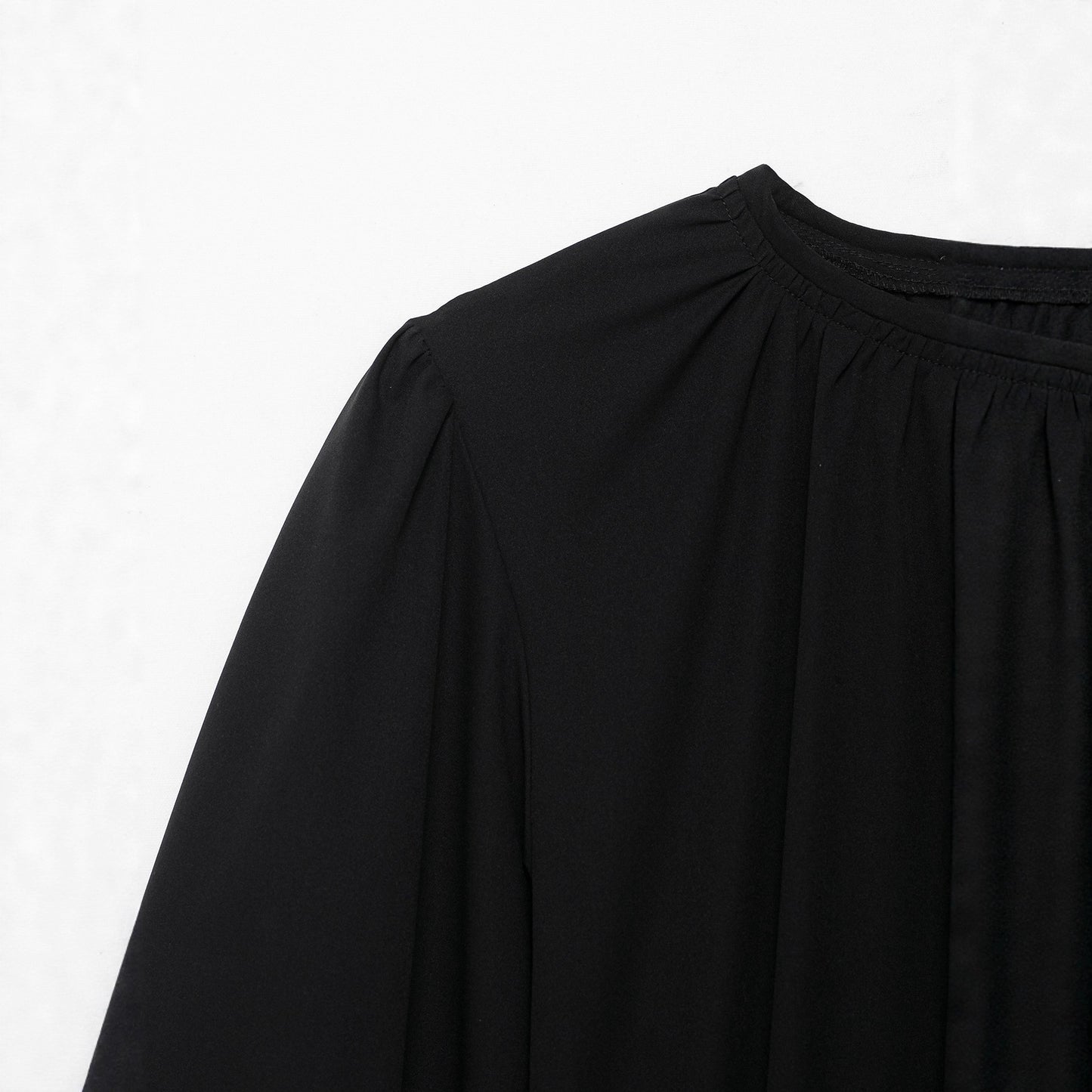 Round neck cuffs tied with black waist cinching dress for women